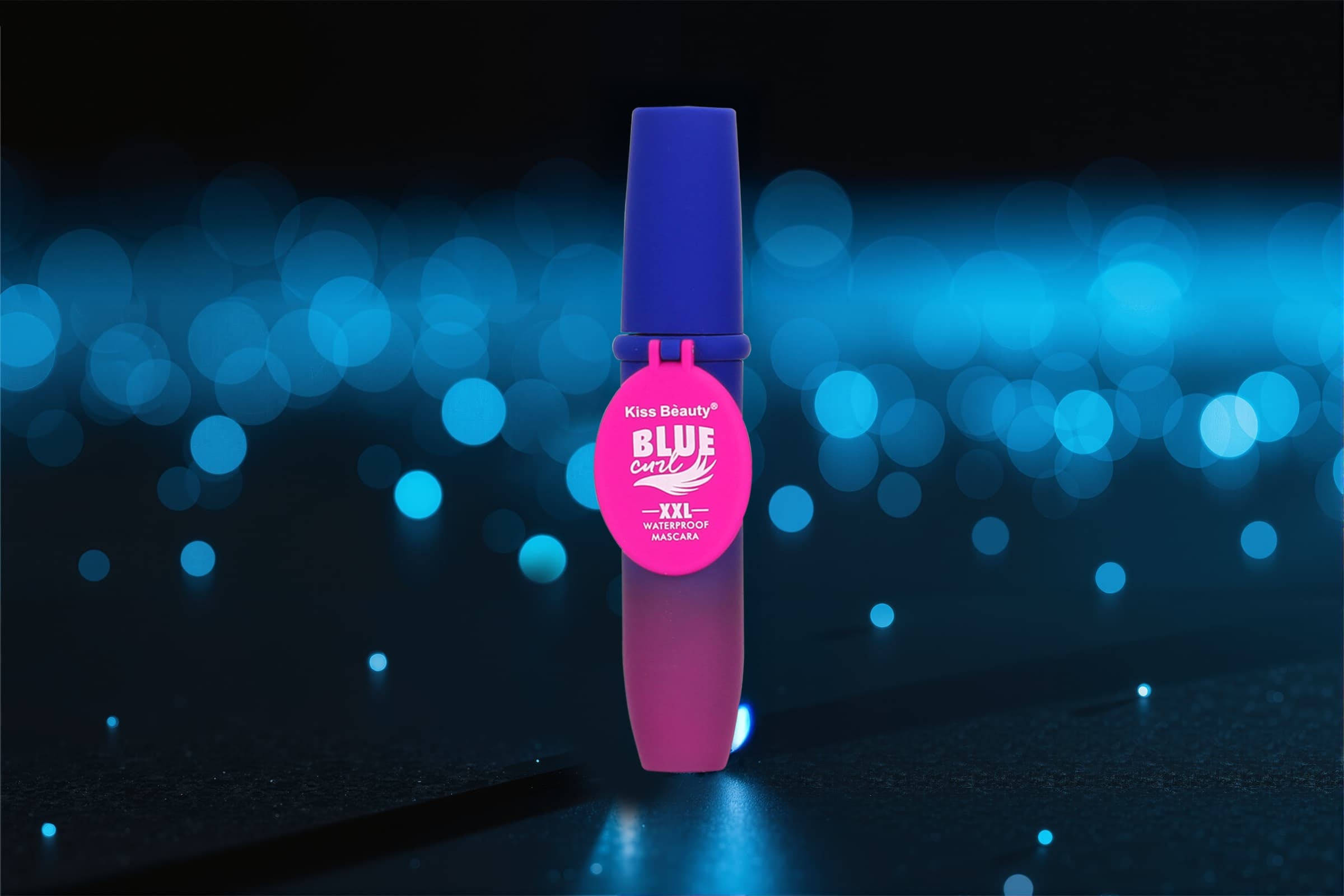 احصل على رموش لامعة ومحمية مع ماسكارا أزرق مقاوم للماء XXL