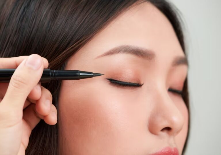 Choose Eyeliner for Beginners Between Pencil Liquid and Gel