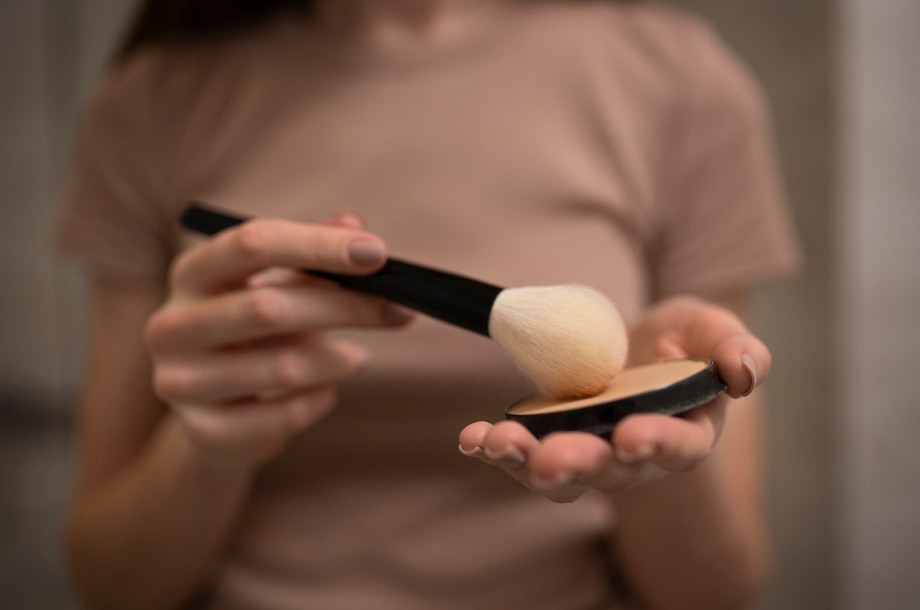 Compact Powder for Controlling Shine and Evening Skin Tone Like a Pro