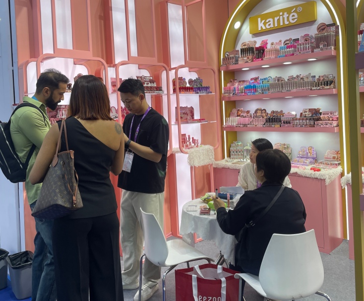 Yingji Cosmetic showcasing luxury manufacturing and global trade expertise