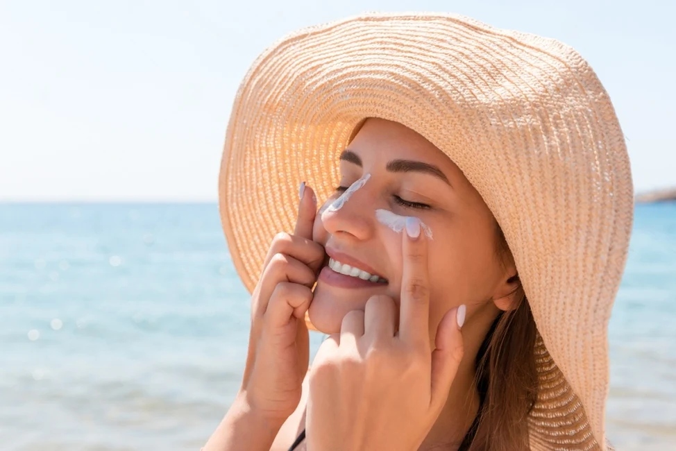 Protection solaire et soin apaisant pour la peau sensible au soleil